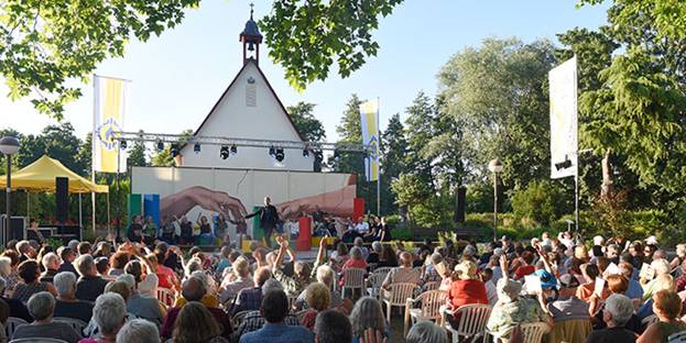 Das Musical "Gottesspiel" kam auf den Stufen vor dem Schönstatt-Heiligtum in Herxheim vor etwa 350 Besuchern auf die Bühne.